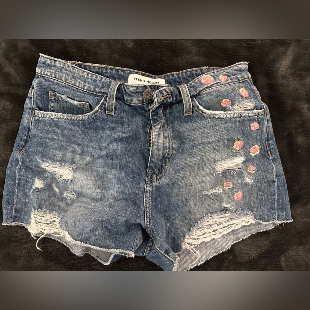 Jean shorts with embroidered flowers
